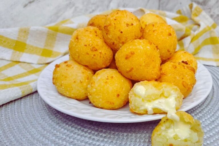 Bolinho de Tapioca com Queijo