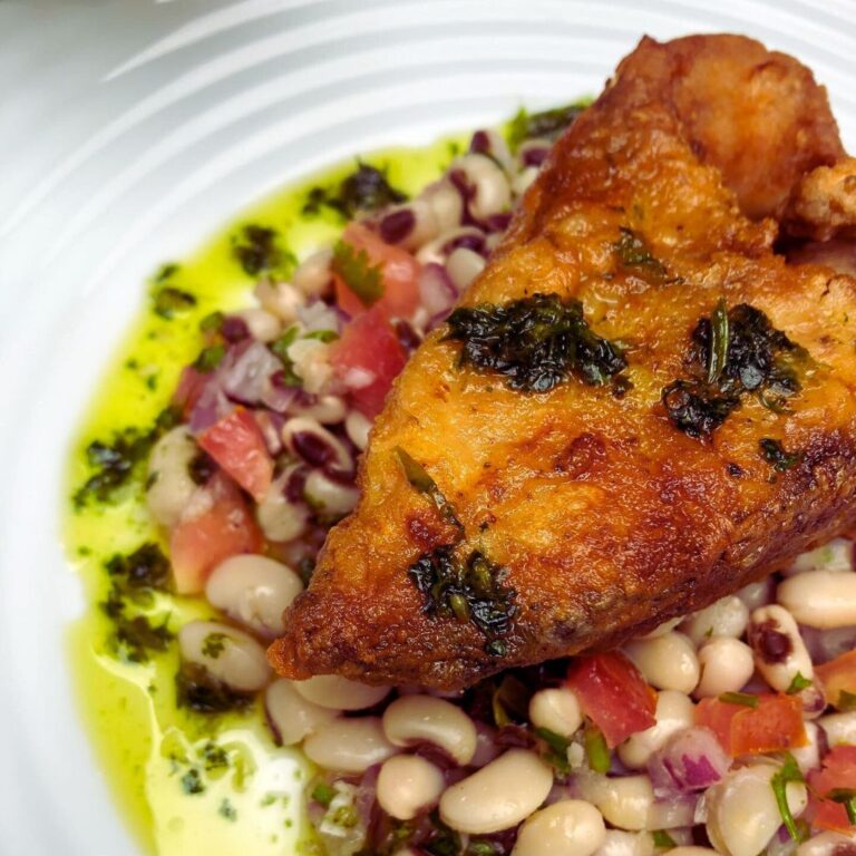 Peixe Empanado com Salada de Feijão Fradinho