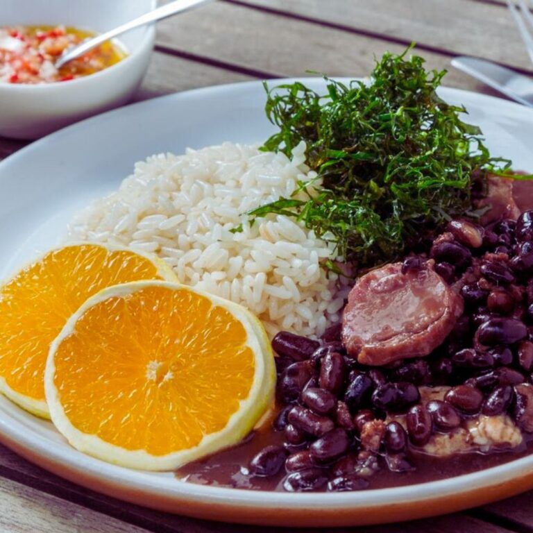 Feijoada com Linguiça e Couve