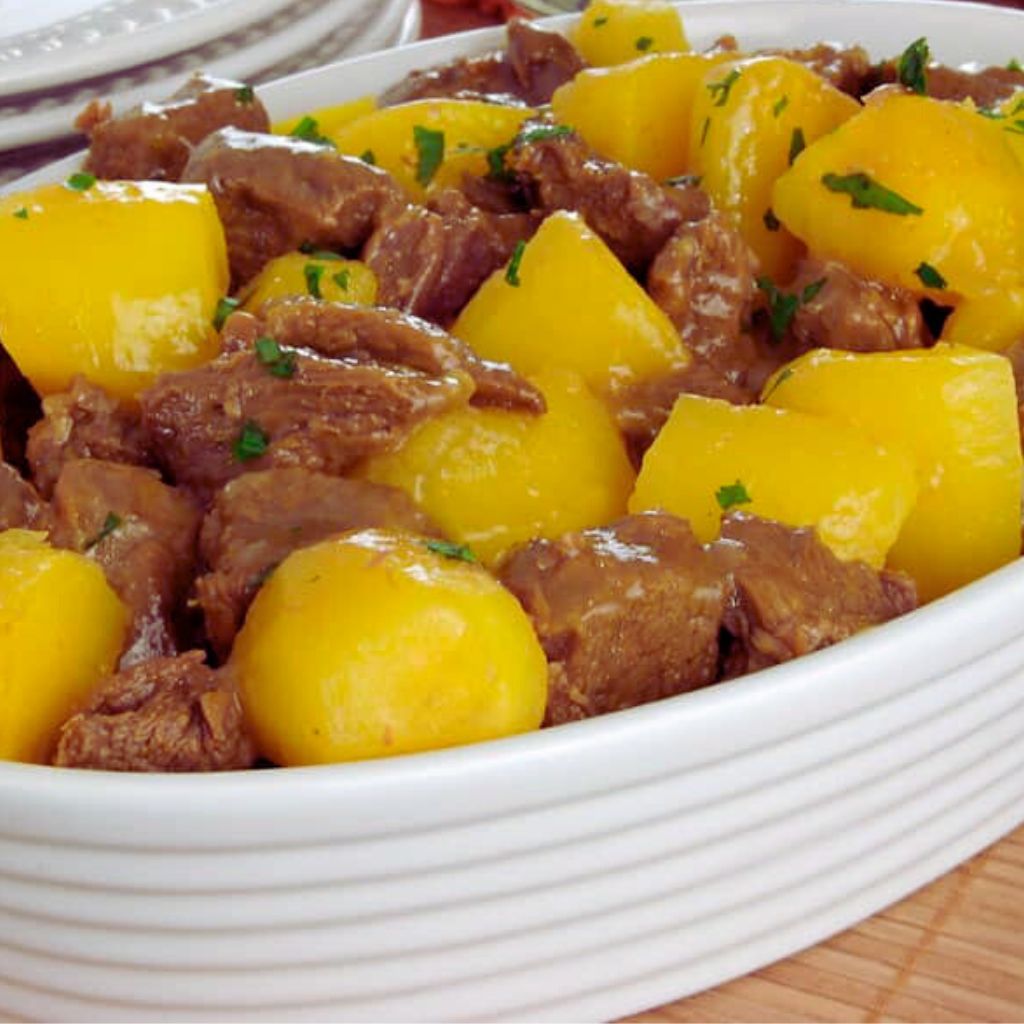 Picadinho de Carne com Batata-Baroa