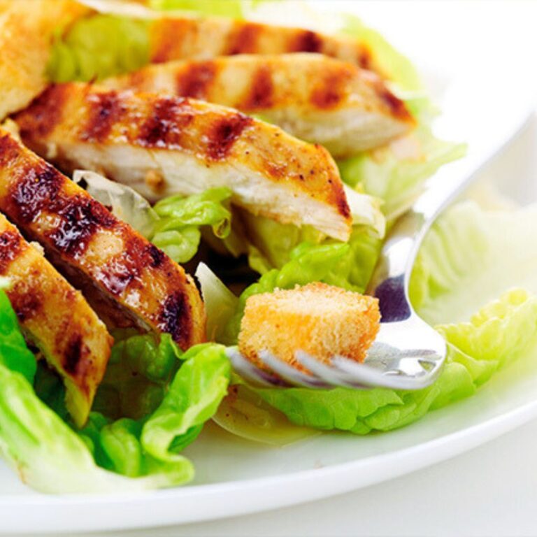 Salada Caesar com Frango Grelhado